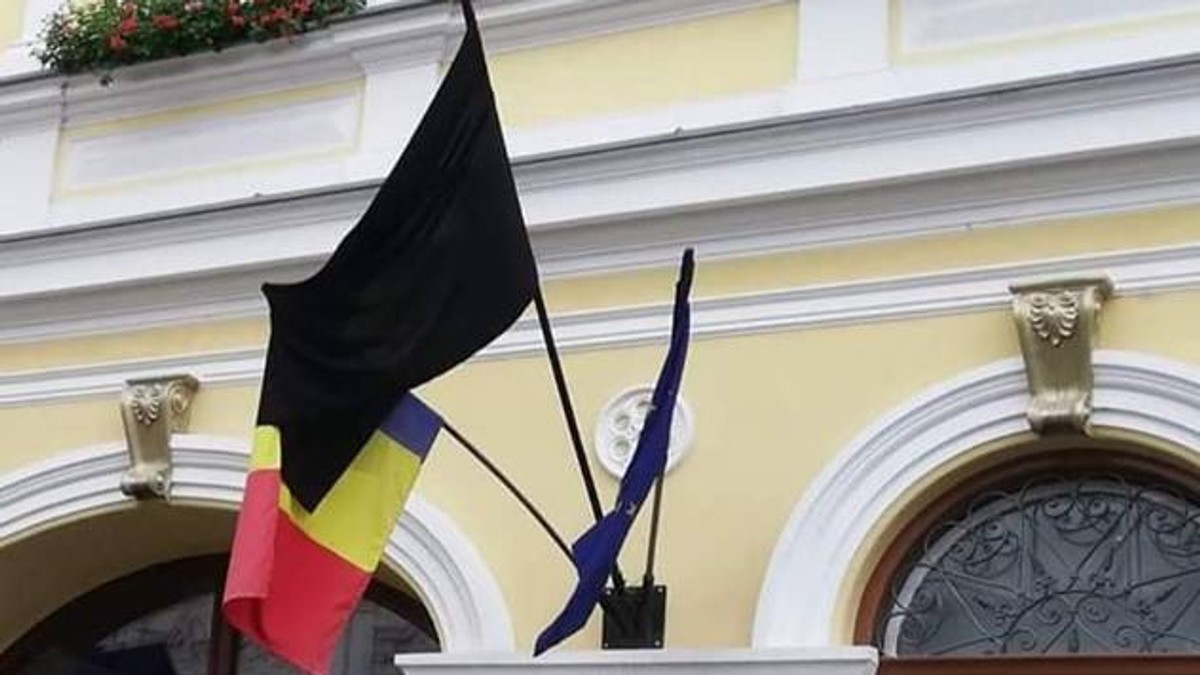 Un steag negru a fost arborat la Primăria Sfântu Gheorghe de Ziua Imnului. Steagul este lângă drapelul Româniie și al Uniunii Europene
