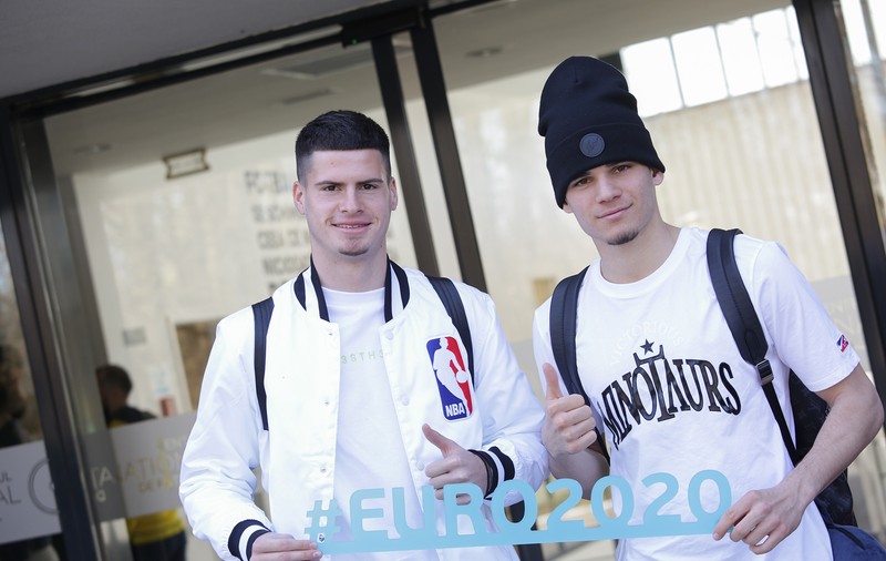 Tricolorii s-au reunit pentru meciul cu Suedia. Cu căciulile pe frunte, spre Euro 2020  | GALERIE FOTO