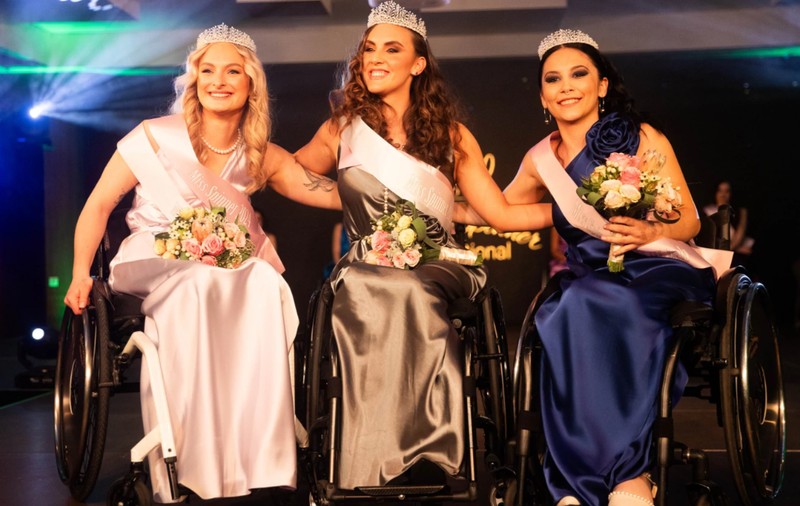 O tânără din Szeged a câștigat Miss Spinner International: „Nu suntem doar oameni țintuiți în scaune rulante, ci și femei frumoase”