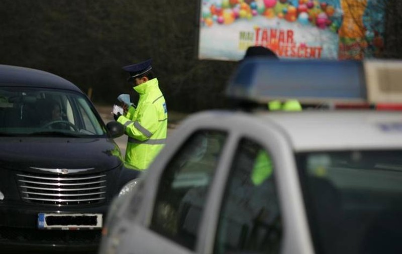 CULMEA MITEI! Un poliţist i-a cerut unui şofer care a parcat neregulamentar brânză de 100 de lei