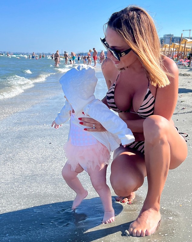 Cum a apărut Andreea Antonescu alături de fiica ei cea mică la plajă, în Mamaia. Fanii au reacționat: „Draga de ea”