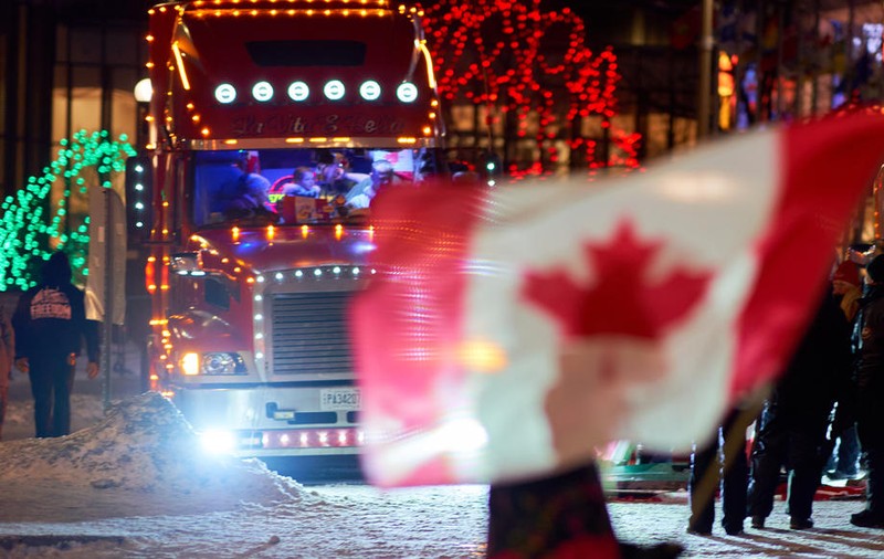 Confruntări între poliția canadiană și protestatarii care blochează un pod spre SUA