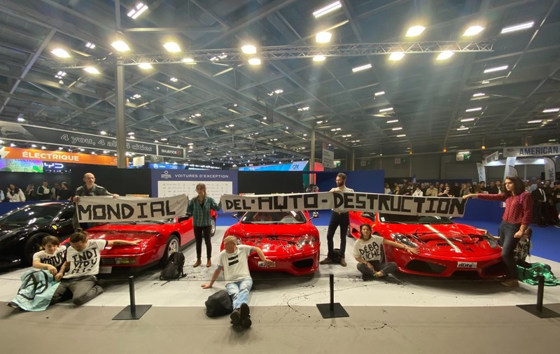 Protest la Salonul Auto de la Paris: activiștii de mediu și-au lipit mâinile de mai multe mașini Ferrari - VIDEO
