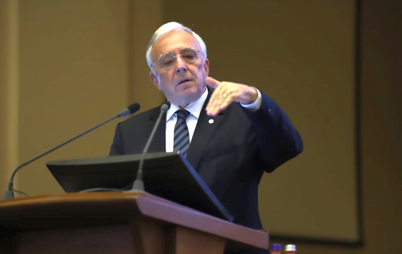 Isărescu, despre recesiune: „mergem pe o gheață destul de subțire”. Mai puține ieșiri în oraș, haine, vacanțe; investițiile trebuie să compenseze scăderea consumului