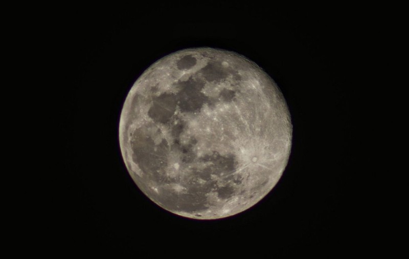 Meteorii lovesc Luna! Un astronom surprinde posibilele impacturi ale Geminidelor | VIDEO