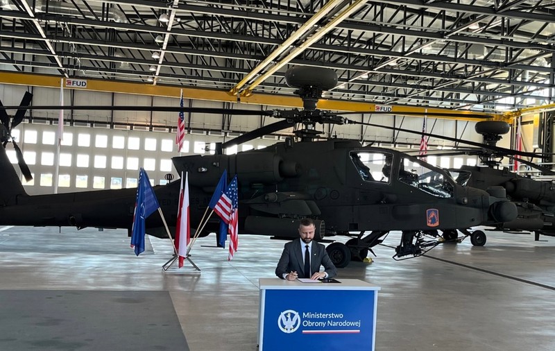 Polonia cumpără cu 10 miliarde de dolari 96 de elicoptere americane de atac Apache