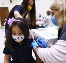 O fetiță primește o injecție cu vaccinul Pfizer anti-COVID într-un centru de vaccinare pentru copiii de 5-11 ani din Eastmonte Park, Altamonte Springs | Foto: Profimedia