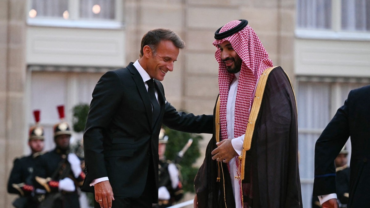 Emmanuel Macron l-a primit luni, 24 august, la Palatul Elysee pe prințul moștenitor saudit Mohammed bin Salman Foto: Profimedia