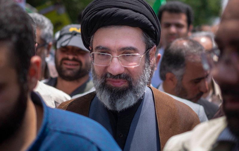 Noul lider oficial al Iranului este Mojtaba Khamenei, fiul lui Ali Khamenei. A fost ales de Consiliul Experților, potrivit presei de stat