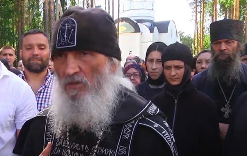 VIDEO | Un preot excomunicat i-a încurajat pe copiii din Rusia să se sinucidă pentru binele țării. Bărbatul a fost arestat cu scandal