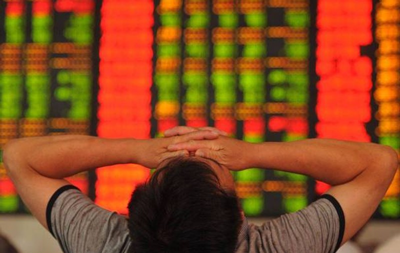 LUNEA NEAGRĂ. Bursele din China au scăzut cu 7% 