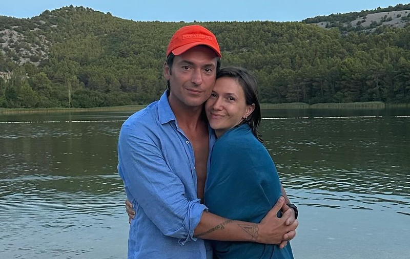 Radu Vâlcan s-a sărutat cu altă femeie sub privirile Adelei Popescu. Soțul vedetei, ipostază rară într-o comedie românească