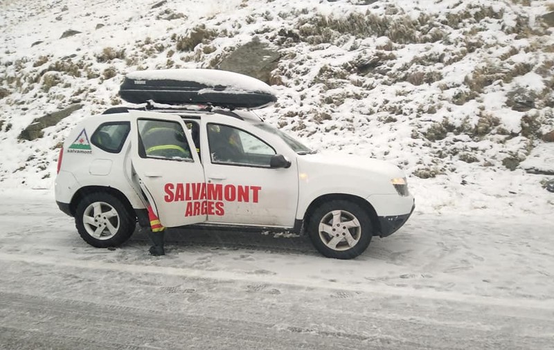 O femeie din Argeş a cerut ajutorul salvamontiştilor pentru a-i recupera telefonul mobil căzut într-o prăpastie