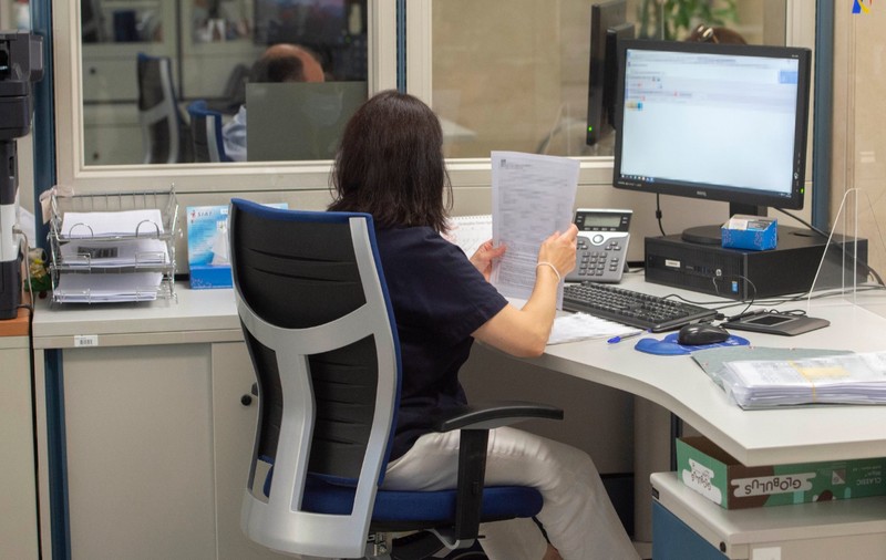 O angajată și-a majorat singură salariul cu peste 20.000 de euro, și-a schimbat funcția și le-a dat zile libere colegilor, în Spania