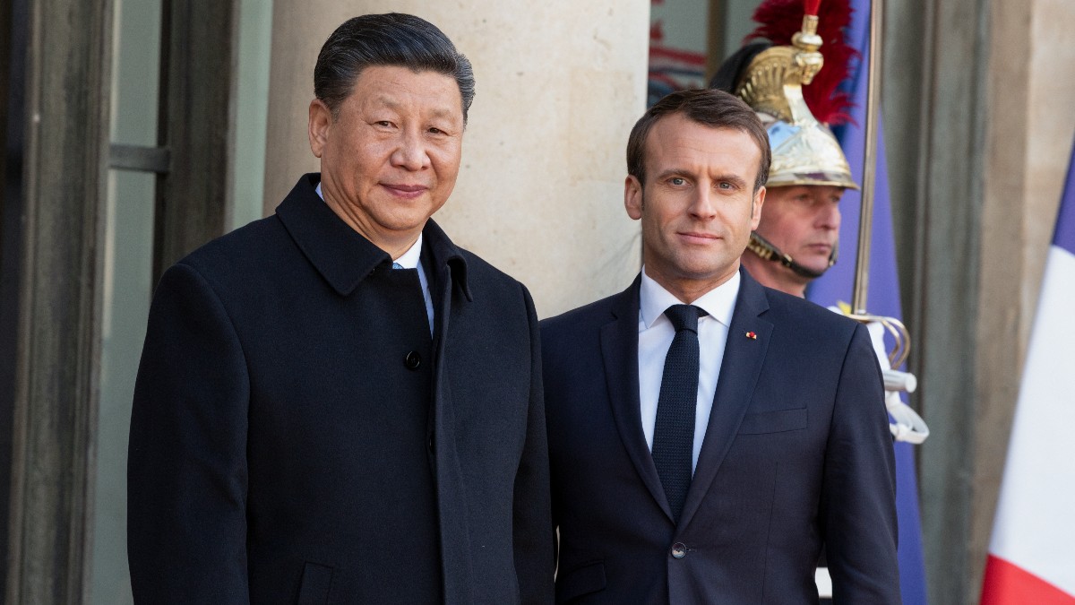 Președintele francez Emmanuel Macron îl întâmpină pe președintele Chinei, Xi Jinping, în timpul vizitei sale de stat în Franța, la Palatul Élysée