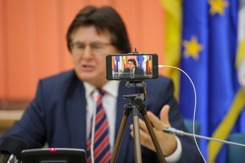 Primarul Nicolae Robu, sustine o conferinta de presa in sala de consiliu a Primariei Municipiului Timisoara, in timp ce jurnalistii parasesc incaperea in semn de protest fata de limbajul suburban si acuzatiile pe care acesta le-a facut la adresa presei, marti 6 martie 2018. SEBASTIAN TATARU / MEDIAFAXFOTO