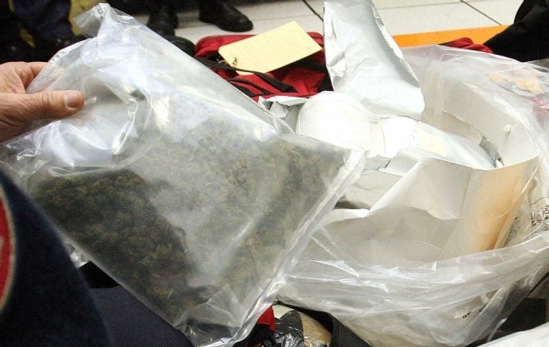 Şapte bărbaţi, reţinuţi de DIICOT după ce au fost prinşi cu 3,5 kilograme de canabis