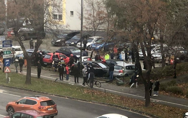 Accident grav în Timișoara. Trei persoane, rănite și mai multe mașini, avariate