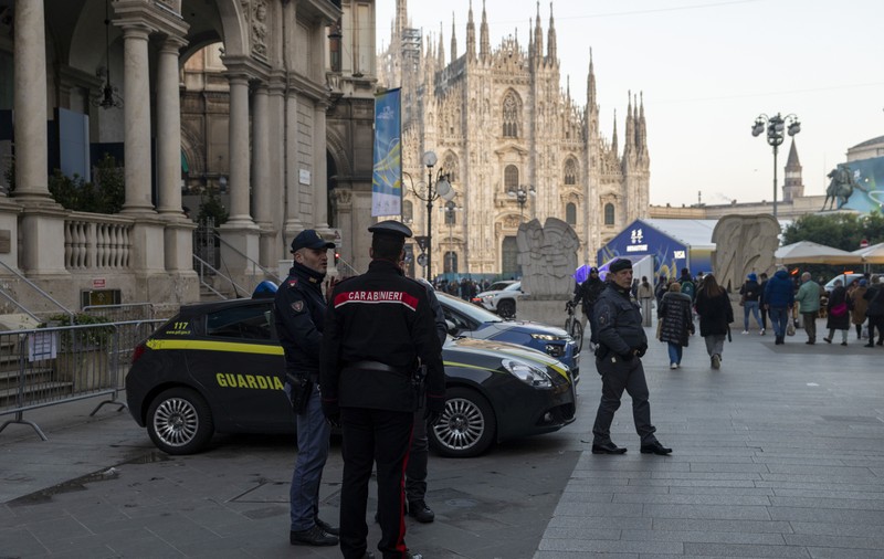 Român arestat în Italia după ce a încercat să o agreseze pe fiica iubitei sale. Fata s-a salvat cu un simplu gest, fără să spună niciun cuvânt