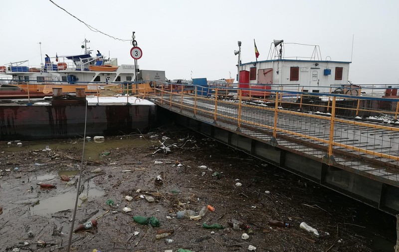FOTO. Tone de gunoi în Dunăre, la Galați, în zona malului