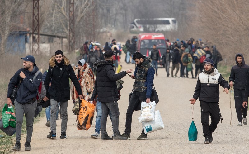Grup de refugiați provenind din Orientul Apropiat, surprins în apropierea graniței Greciei. FOTO: EPA
