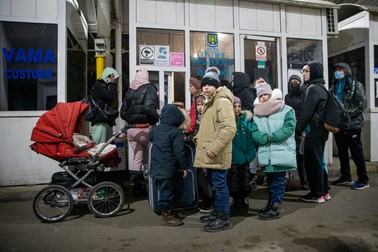Ucrainenii încep să plece în număr mare din țară. Imagine din vama Siret, pe 25 februarie 2022. Foto: Eli Driu / Libertatea