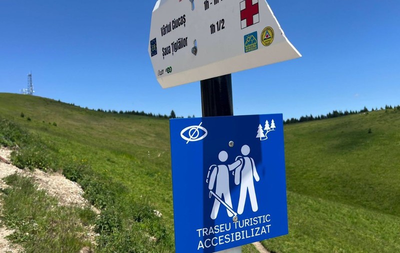 Primul traseu montan pentru nevăzători din România a fost inaugurat: cum arată poteca adaptată din Masivul Ciucaș