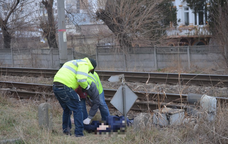 O femeie din Buzău a murit călcată de tren. Victima s-ar fi aruncat intenționat pe calea ferată