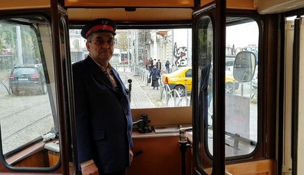 Viorel Burciu, vatman pe tramvaiul de epocă ce merge prin Capitală lucrează la RATB din 1976