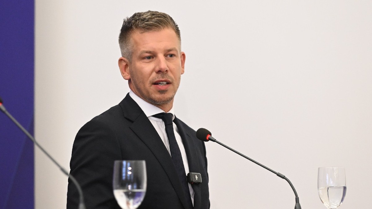 Peter Magyar, prim-ministrul Ungariei  la o conferință de presă comună după participarea la summitul V4 de la Bratislava, Slovacia, pe 10 septembrie 2026
