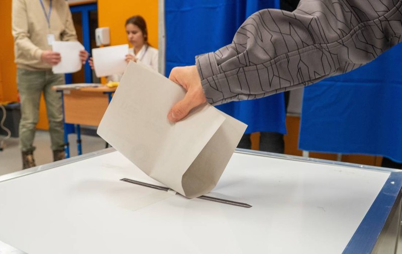 Cu cine ar vota românii la parlamentare, conform unui sondaj INSCOP. AUR câștigă și mai mult teren