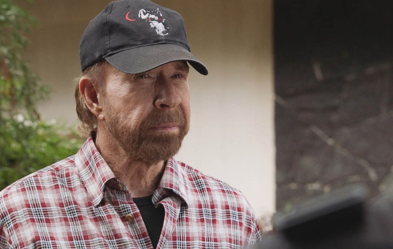 Chuck Norris are o fiică dintr-o relație extraconjugală, despre care nu a știut timp de 26 de ani