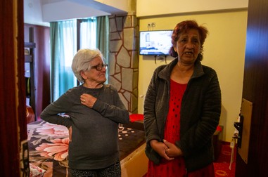 Elena (dreapta, 62 de ani) și soacra ei (stânga, 84 de ani) sunt acum cazate la o pensiune