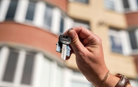 Cum poate fi făcută piața imobiliară mai accesibilă. Soluțiile care ar elimina automat prețurile mari și propunerile fanteziste