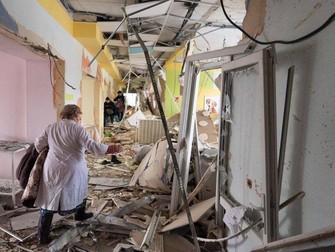 Mariupol, Ucraina - 9 martie 2022. O maternitate a fost lovită de rachete, în timp ce în spital se aflau femei însărcinate și nou-născuți. Rusia a negat că în clădire se aflau victime, ci a susținut că era un loc folosit de trupele ucrainene Foto: Profimedia