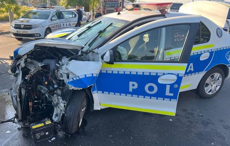 Un șofer din Craiova a lovit mașina de poliție care încerca să-l oprească, apoi a vrut să fugă împreună cu pasagerul. Un polițist a fost rănit