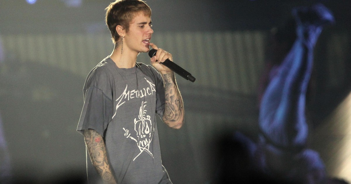 Mesajul Justin Bieber de Paște. Justin Bieber in concert purtând un tricou cu Metallica
