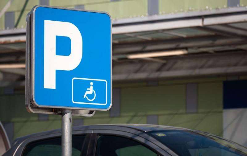 Șofer amendat după ce a parcat un minut pe locul pentru persoane cu dizabilități pentru a-și ajuta soția cu mâna ruptă. Cât trebuie să plătească