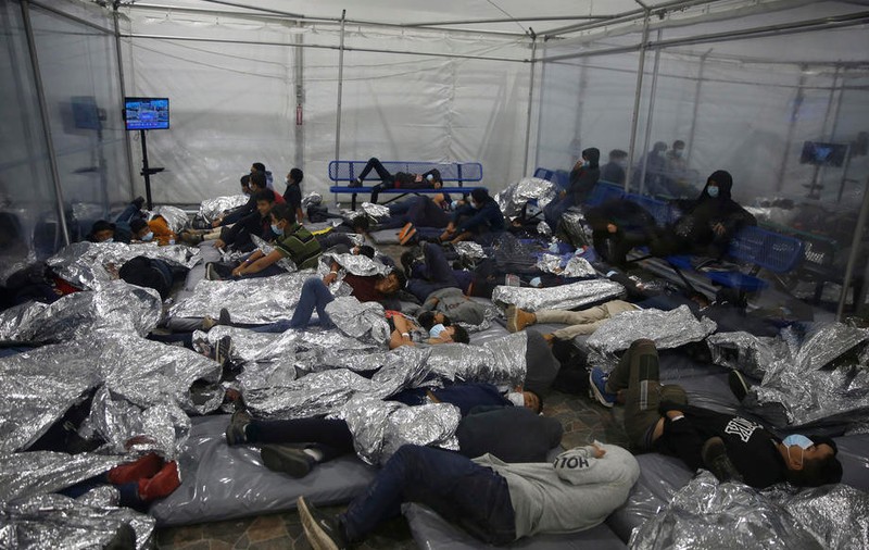 Mii de migranți minori, captivi în facilitățile poliției de frontieră americane