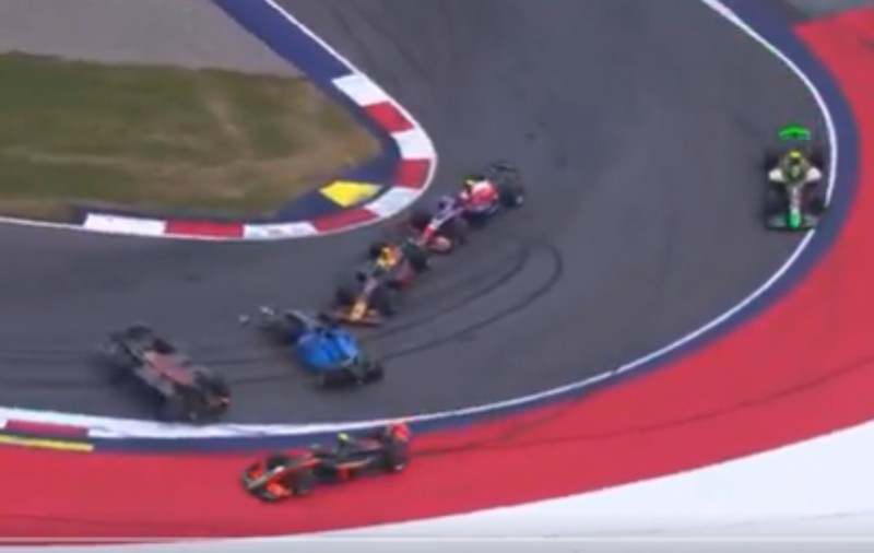 Sistemul Halo salvează doi piloți de la moarte sigură într-o coliziune violentă la Spielberg I VIDEO 