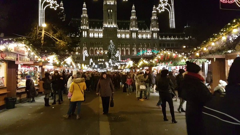 Târgul de Crăciun din Viena nu impresionează prin decoraţiunile luminoase