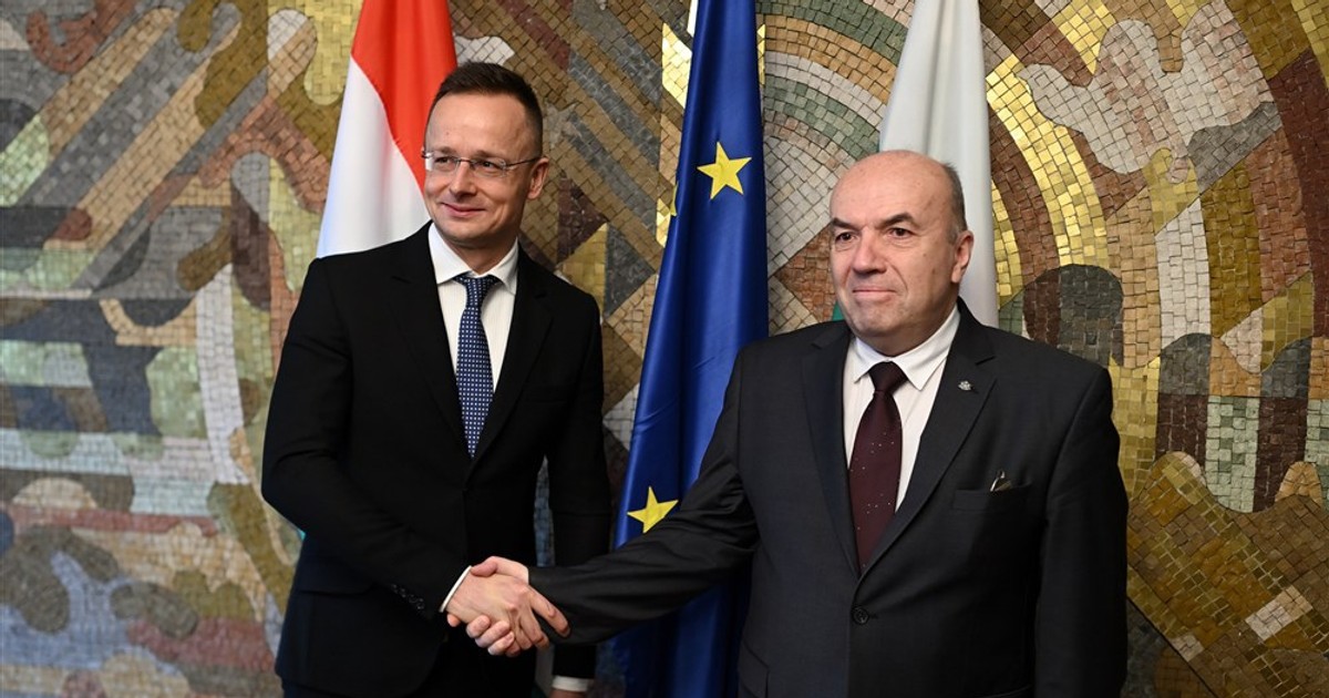 Ministrul bulgar de externe Nikolay Milkov (dreapta) îl întâmpină pe omologul său ungar Peter Szijarto (stânga) la Sofia, astazi, 16 ianuarie. Szijarto se află in Bulgaria in cadrul unei vizite de lucru. Foto: EPA