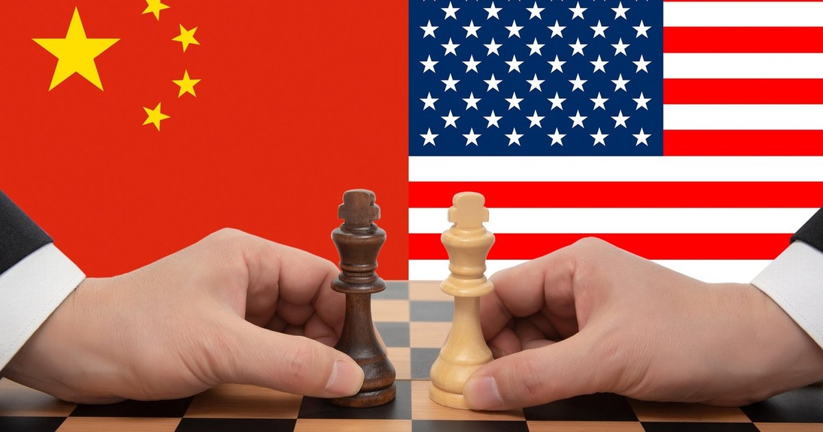 pioni de șah cu drapelele Chinei și Statelor Uniate ale Americii pe fundal