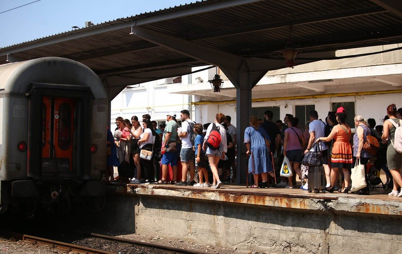 Circulația trenurilor, perturbată de temperaturile ridicate. Restricții de viteză pe mai multe rute care pleacă din București
