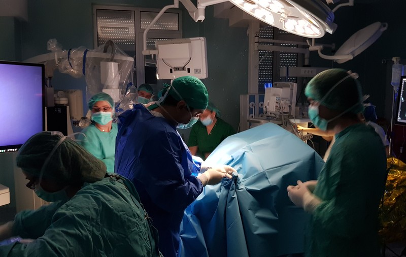 Operație pe întuneric la Spitalul din Iași. O tumoră-gigant, înlăturată cu succes