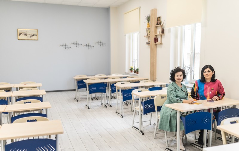 Două profesoare din Fălticeni au digitalizat patru clase și acum elevii se întrec să iasă la tablă. „Nu putem să ne întoarcem în trecut, suntem în secolul XXI”