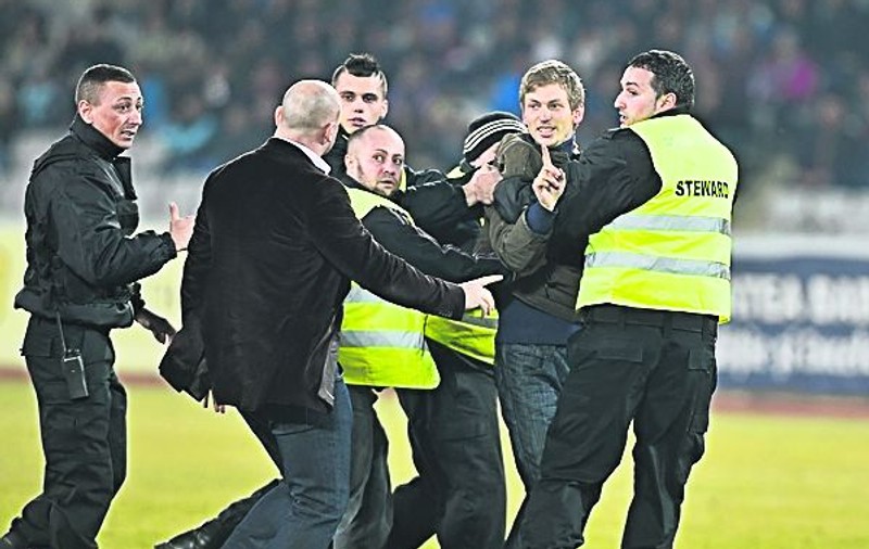 Am cheltuit o avere pentru stadioane, dar nu putem să le păzim!