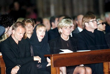 Diana a participat la înmormântare purtând o rochie neagră și perle, stând alături de Elton John și Sting (EPA)