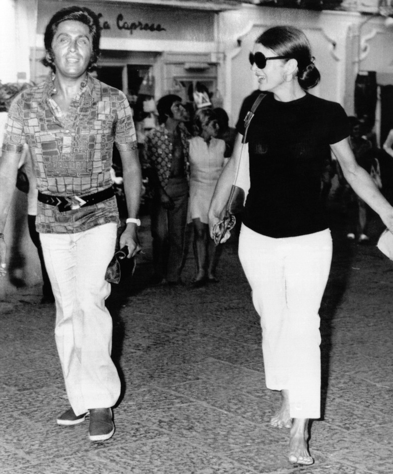 Jacqueline Kennedy Onassis și designerul de modă Valentino în Capri, Italia. 24 august 1970, Foto: Profimedia Images