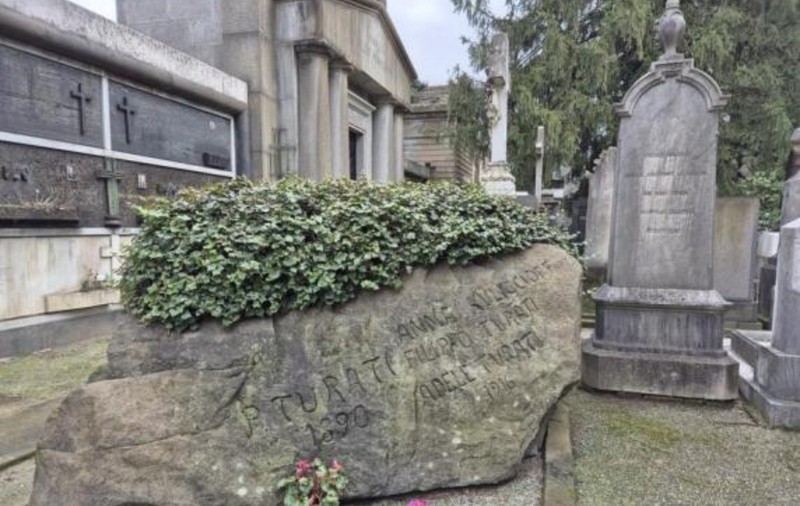 Inițiativa devenită virală la Milano. Valentine's Day, sărbătorit în cimitir: „Și asta face parte din viață”